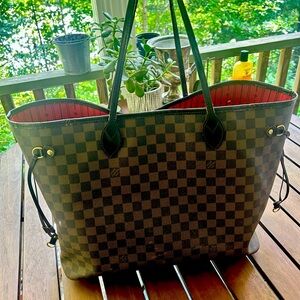 LV Neverfull bag. MM-Medium Size–12.6 x 11.4 x 6.7 Vintage older bag.